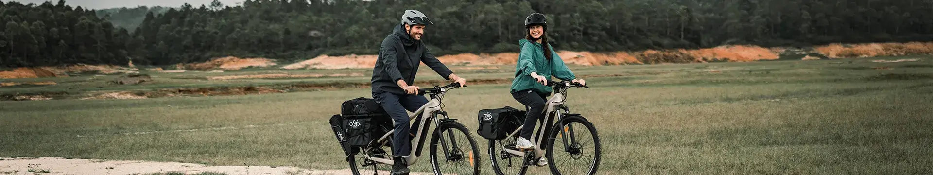 Una pareja explora la naturaleza en una bicicleta eléctrica Fiido.