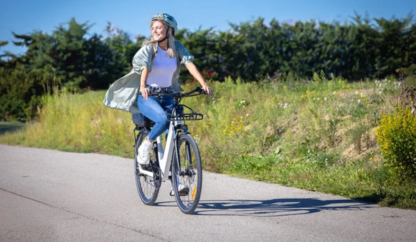 Una mujer monta una bicicleta eléctrica Fiido C11.