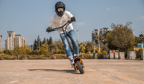 Un hombre galopa por la carretera montado en un Patinete Eléctrico Fiido Beast.