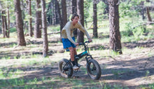 Un adolescente montando la bicicleta eléctrica AF II Dom1 pro int and forest.