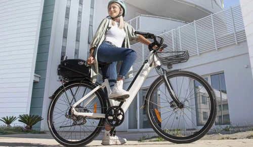  Una mujer montando una bicicleta eléctrica Fiido C11 Pro