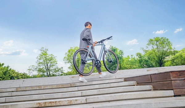 Un hombre sube las escaleras con el Fiido Air con facilidad.