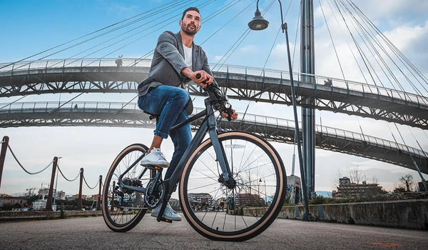 Un hombre conduce un patinete eléctrico Fiido C21 por la ciudad.