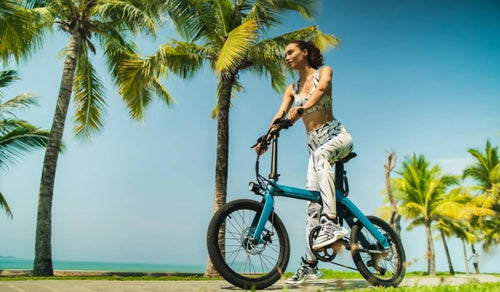 Una mujer monta una bicicleta eléctrica Fiido X en el bosque.