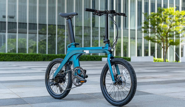 Bicicleta eléctrica Fiido X presentada en un entorno urbano.