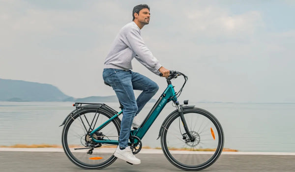 Un hombre monta una bicicleta eléctrica Fiido C11 Pro junto al río.