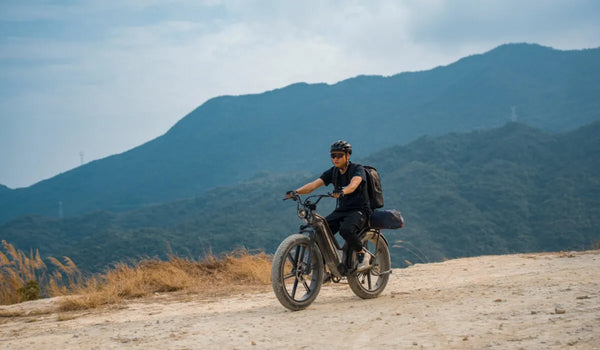 Un hombre conduce una bicicleta eléctrica Fiido Titan todoterreno