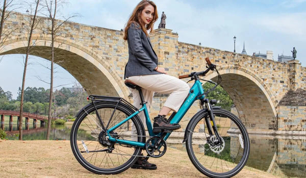 Una mujer montando una bicicleta eléctrica Fiido C11 en un puente.