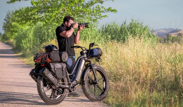 Un hombre estacionó temporalmente su bicicleta eléctrica Fiido Titan al costado de la carretera.