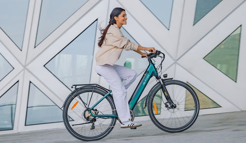 Una mujer montando una bicicleta eléctrica Fiido C11 Pro