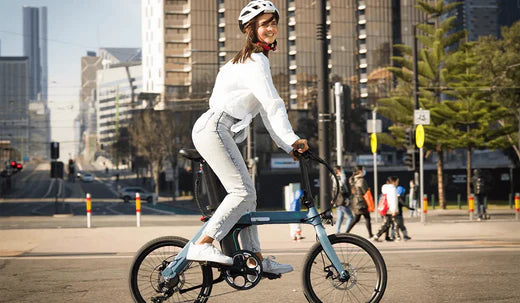 Mujer montando una bicicleta eléctrica Fiido D12