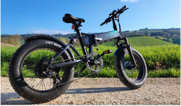 Una bicicleta eléctrica Fiido M1 Pro estaba temporalmente estacionada en las afueras.