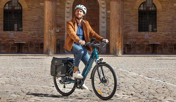 Una mujer montando una bicicleta eléctrica Fiido C11 Pro