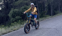 Patxi Usobiaga conduce la bicicleta eléctrica de ruedas anchas Fiido M1 Pro en carretera.