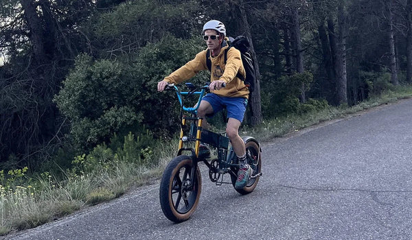Patxi Usobiaga conduce la bicicleta eléctrica de ruedas anchas Fiido M1 Pro en carretera.