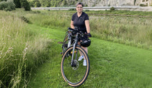 Jana fotografiada con la bicicleta eléctrica de grava Fiido C21