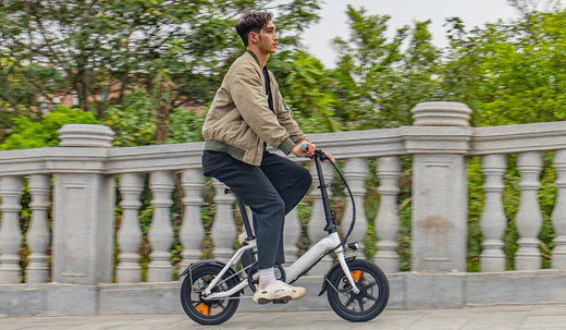 Un hombre monta una mini bicicleta eléctrica Fiido D3 Pro