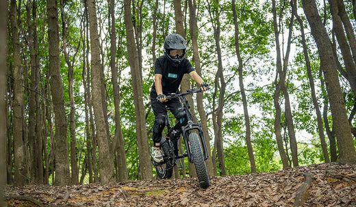 Hombre montando una bicicleta eléctrica Fiido M21 todoterreno