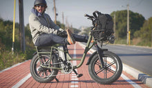 Un hombre está montando una bicicleta eléctrica Fiido T2.