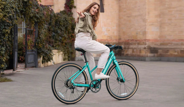 Una mujer montando una bicicleta eléctrica Fiido C22