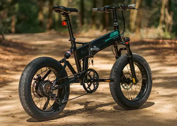 Bicicleta eléctrica Fiido M1 Pro Fat Tire sobre la arena en el bosque