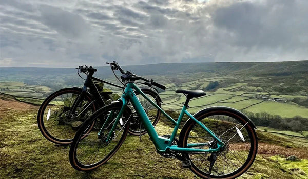 Dos bicicletas eléctricas colocadas en la pendiente.