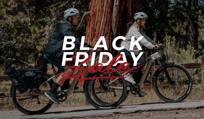 Una pareja salió a dar un paseo en bicicletas eléctricas Fiido Nomad.