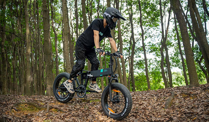 Un ciclista recorre un sendero forestal en una bicicleta eléctrica Fiido M1 Pro.