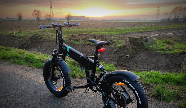 Bicicleta eléctrica FiidoM1 pro estacionada al lado de la carretera