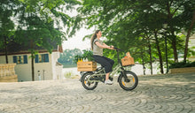 Una mujer en la e-bike Fiido T3 en la carretera