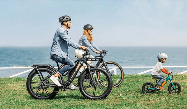 Familia paseando en bicicletas eléctricas Fiido