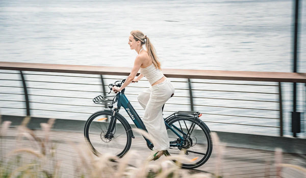 Una mujer conduce la bicicleta eléctrica ligera Fiido C11 Pro.