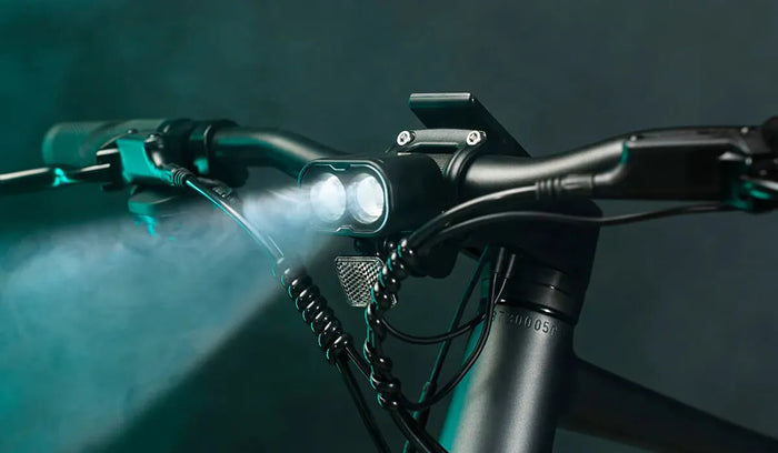 La luz delantera de una bicicleta eléctrica urbana Fiido C21 está encendida.