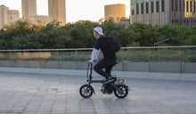 Hombre montando una bicicleta eléctrica Fiido L3 en la carretera