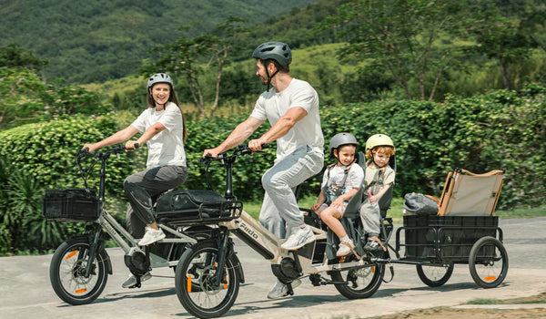 Un hombre conduce una T3 Max Cargo E-Bike llevando a su hijo.