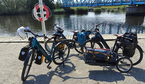 Varias bicicletas eléctricas Fiido C11 aparcadas temporalmente al borde de la carretera