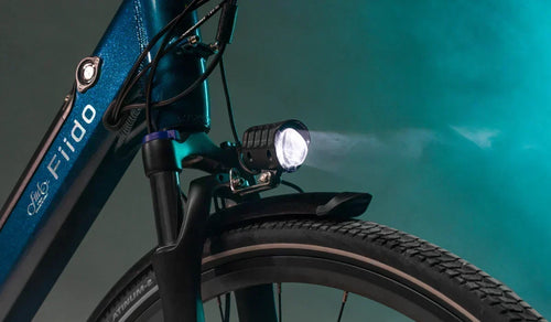 9 accesorios esenciales para circular en bicicleta eléctrica de noche con seguridad