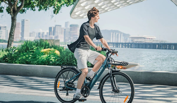 Hombre montando la bicicleta eléctrica urbana Fiido C11.