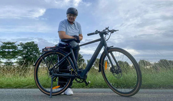 Jana fotografiada con la bicicleta eléctrica de grava Fiido C21