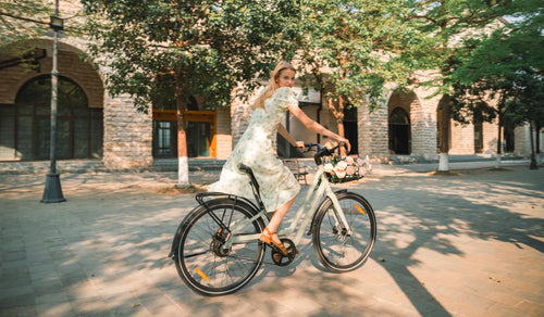 Bicicleta eléctrica ligera Fiido C700 con transmisión por correa y un diseño de cuadro limpio y minimalista