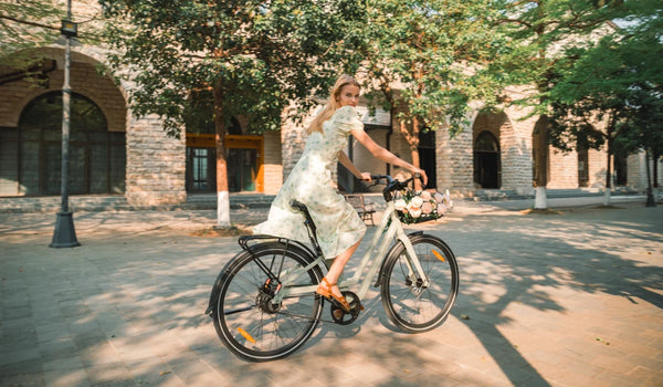 Bicicleta eléctrica ligera Fiido C700 con transmisión por correa y un diseño de cuadro limpio y minimalista