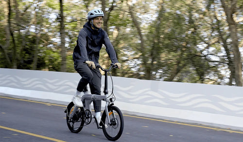 Un hombre da un paseo con la Fiido D11 versión 2025.