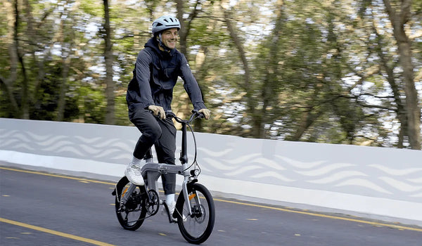 Un hombre da un paseo con la Fiido D11 versión 2025.