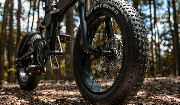 Bicicleta eléctrica todoterreno Fiido con neumáticos gruesos.