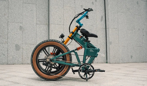 Una bicicleta eléctrica Fiido M1 Pro de neumáticos anchos mostrando su forma plegada.