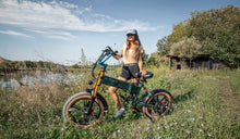 Una mujer hace ejercicio en una bicicleta eléctrica de neumáticos anchos Fiido M1 Pro.