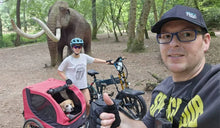 Una pareja disfruta de un paseo por el parque con la bicicleta eléctrica FIIDO M1 Pro y la bicicleta eléctrica Fiido Titan.