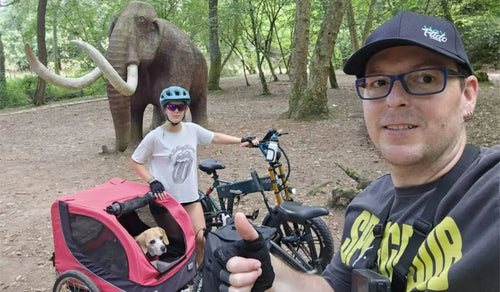 Una pareja disfruta de un paseo por el parque con la bicicleta eléctrica FIIDO M1 Pro y la bicicleta eléctrica Fiido Titan.