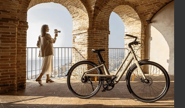 Mujer conduciendo una bicicleta eléctrica Fiido Nomads para dar un paseo