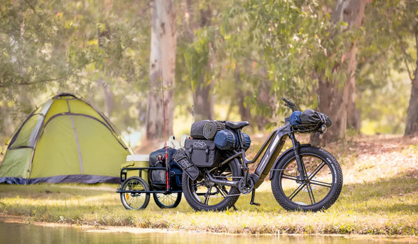 Una bicicleta eléctrica Fiido Titan de caza se utiliza para la supervivencia en la naturaleza.